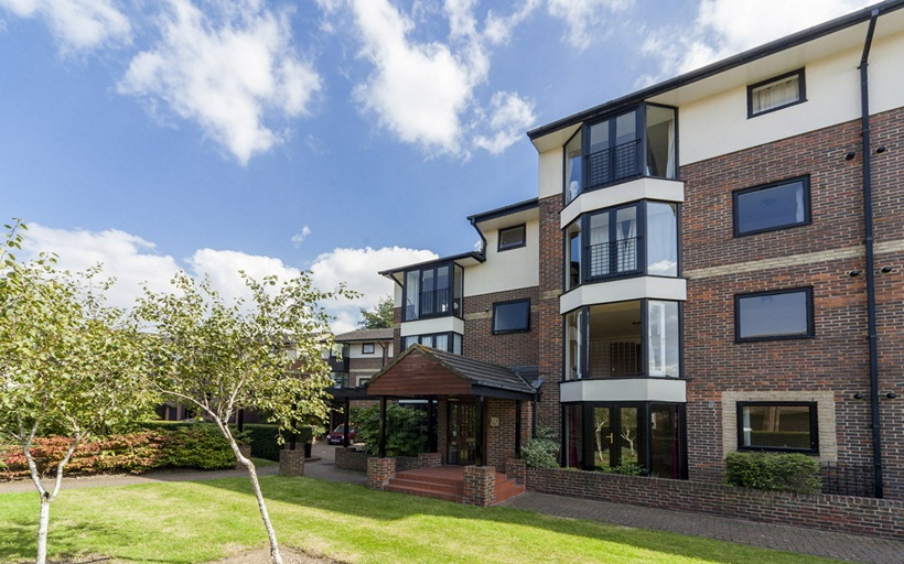 Apartments and communal gardens in Barnfield Place E14