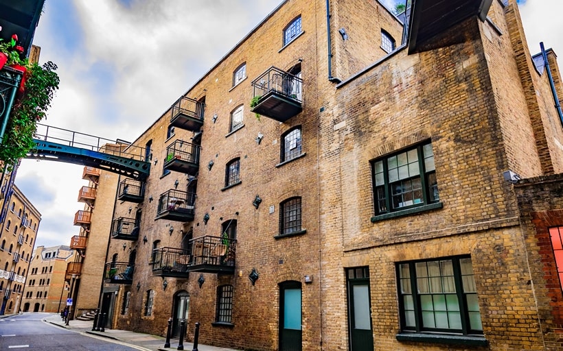 Overhead walkways and quiet streets at Butlers & Colonial Wharf SE1