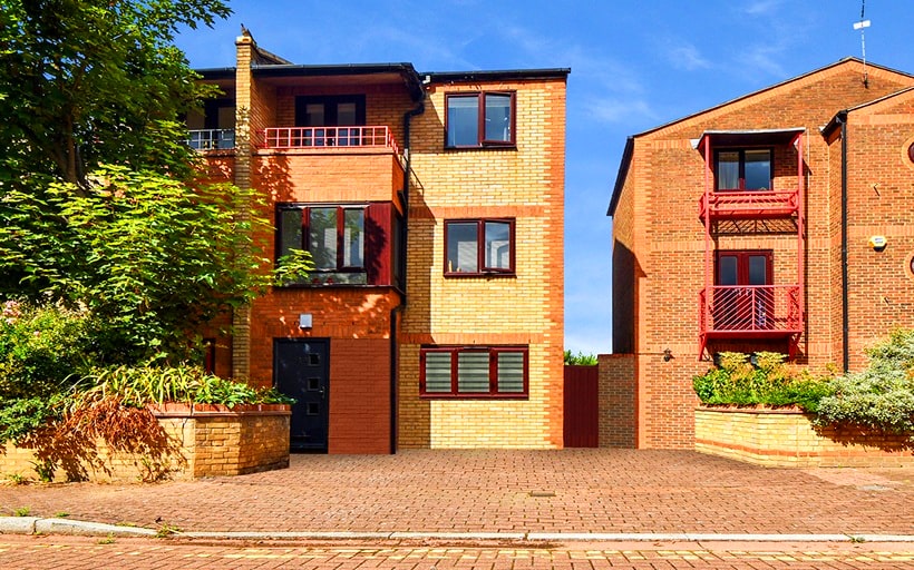 A Three Storey Townhouse in Caledonian Wharf E14