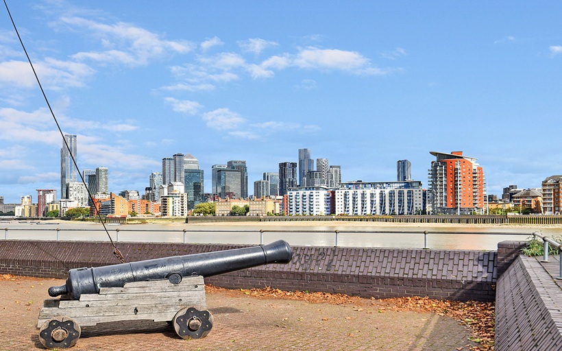 The view towards Canary Wharf from Foreshore SE8