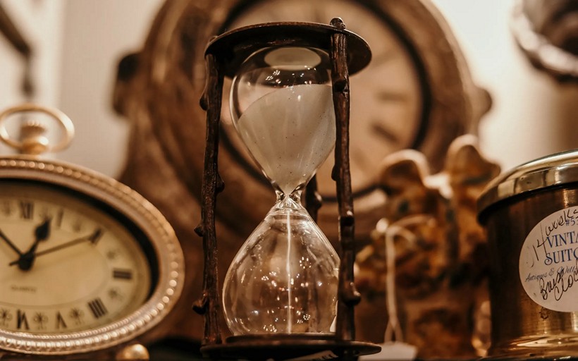 Sand flowing through an hourglass