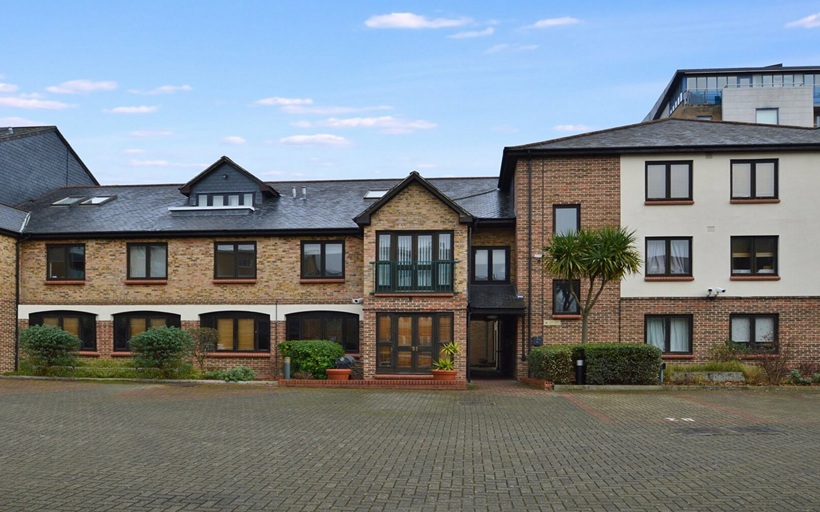 Apartments in Iceland Wharf, Surrey Quays SE16