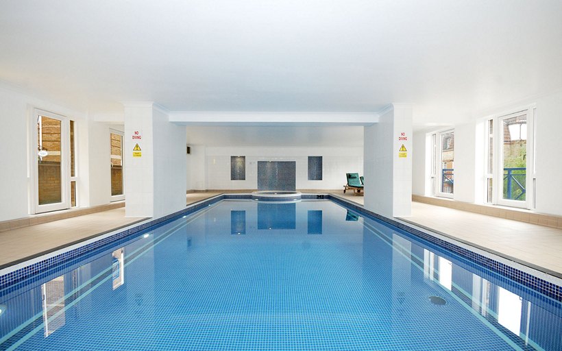 King & Queen Wharf's swimming pool